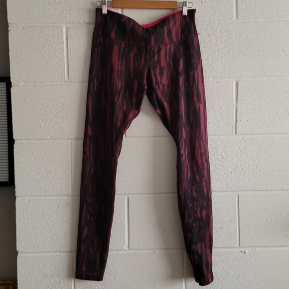 Lululemon Pink & Black Wunder Under? Style Pattern Leggings - Picture 2 of 2